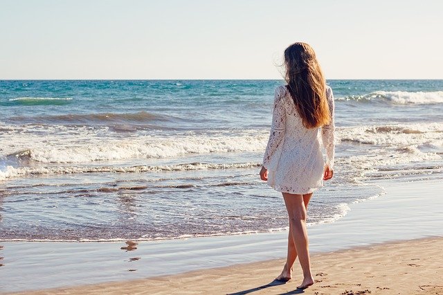 femme à la plage